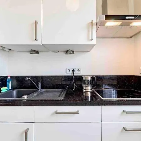 Modern & Bright +parking @kurfuerstendamm Apartment